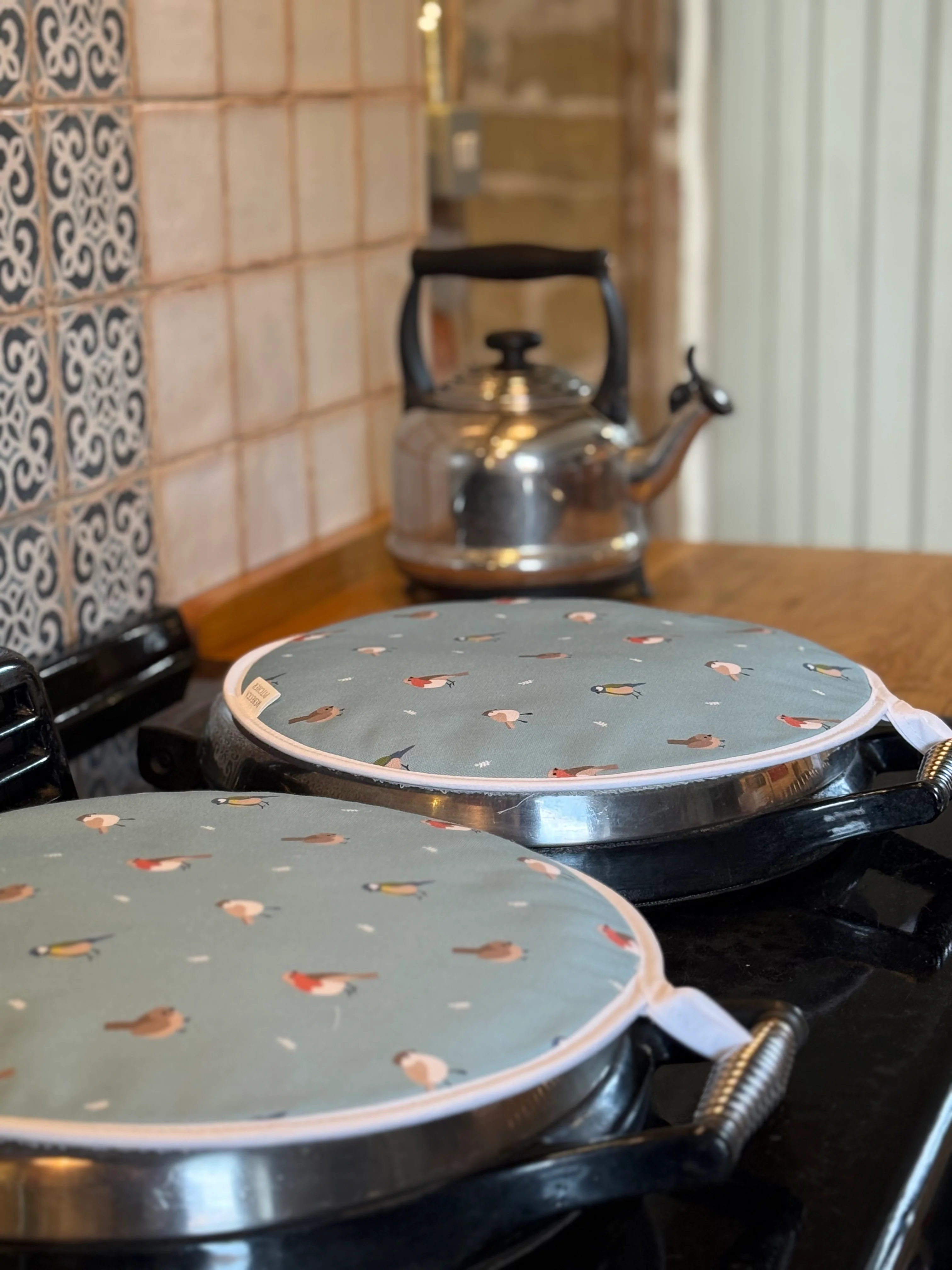 Garden Birds Circular Hob Cover (single) - Image 3