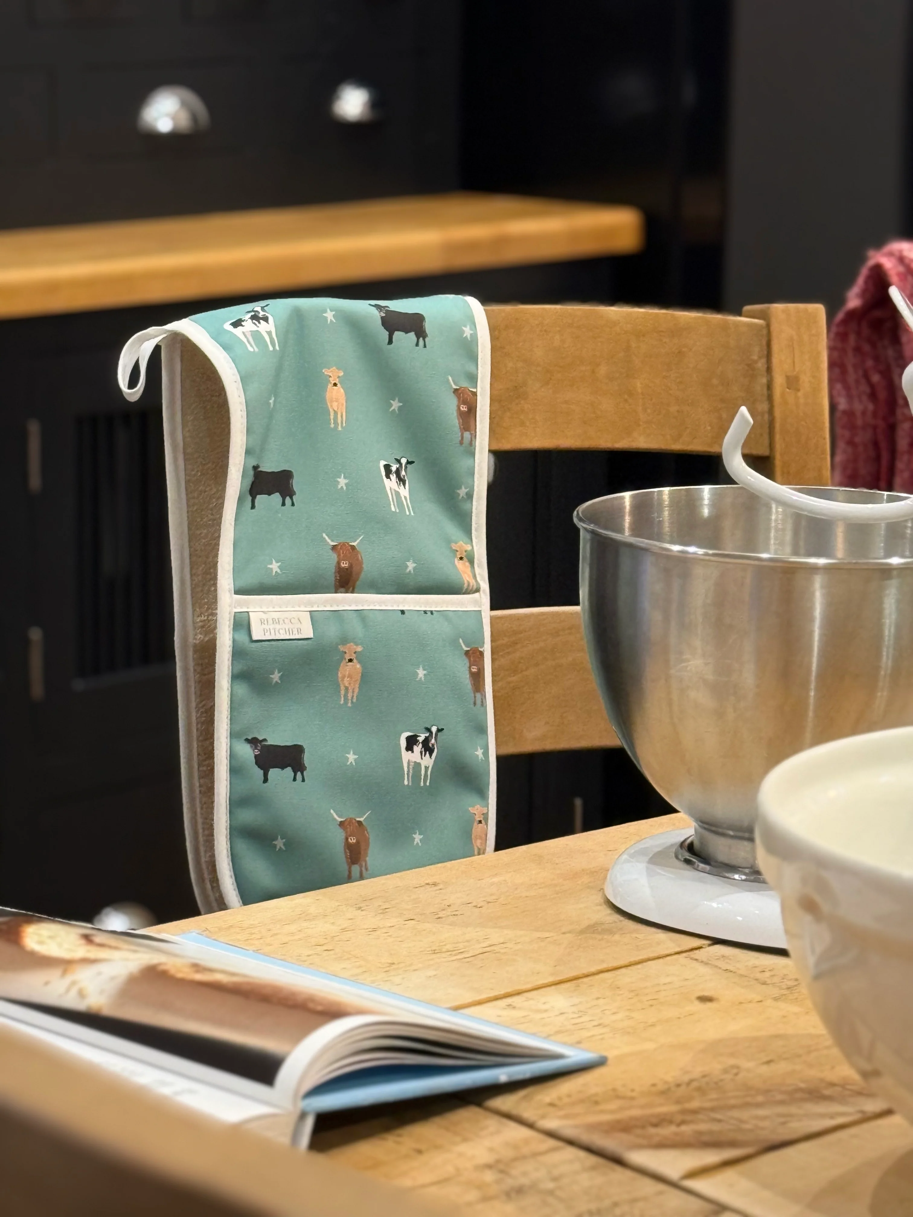 Cows Double Oven Glove - Image 2