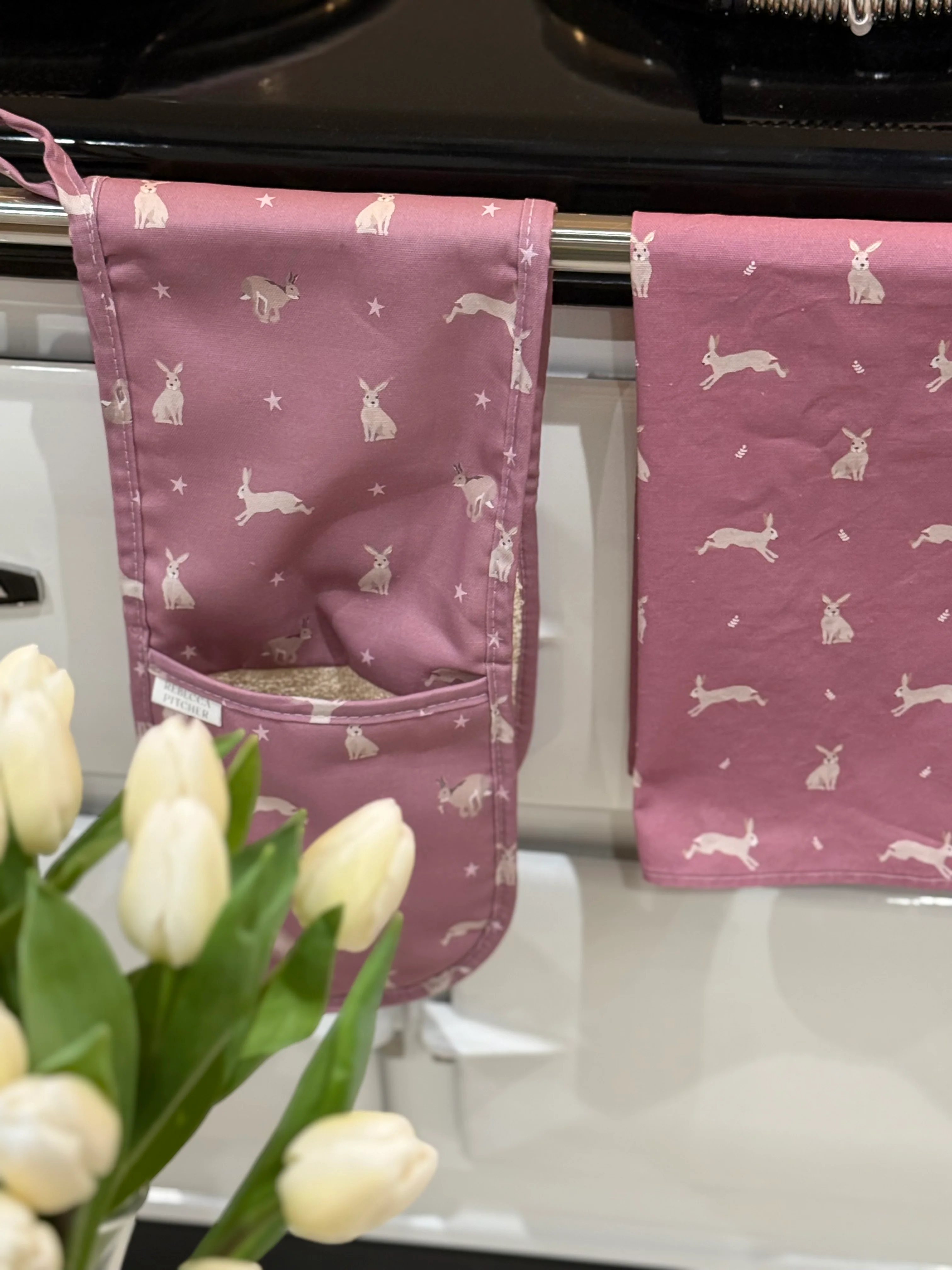 Hare Double Oven Gloves - Image 3